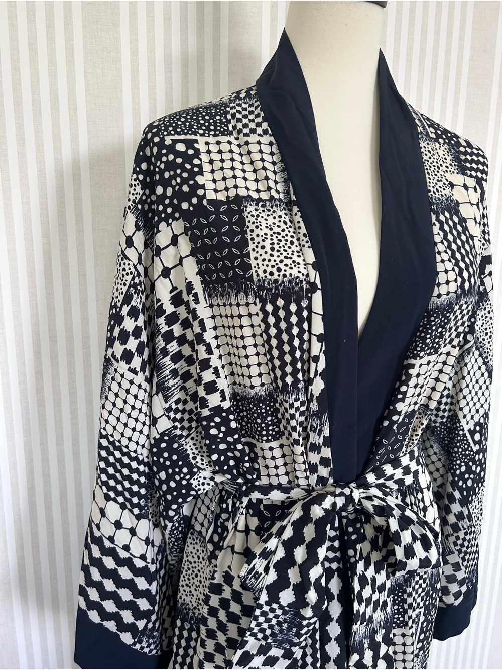 VTG Natori from Saks Fifth Ave Long Robe Navy/Cream with Kimono Sleeves Medium - Picture 3 of 10